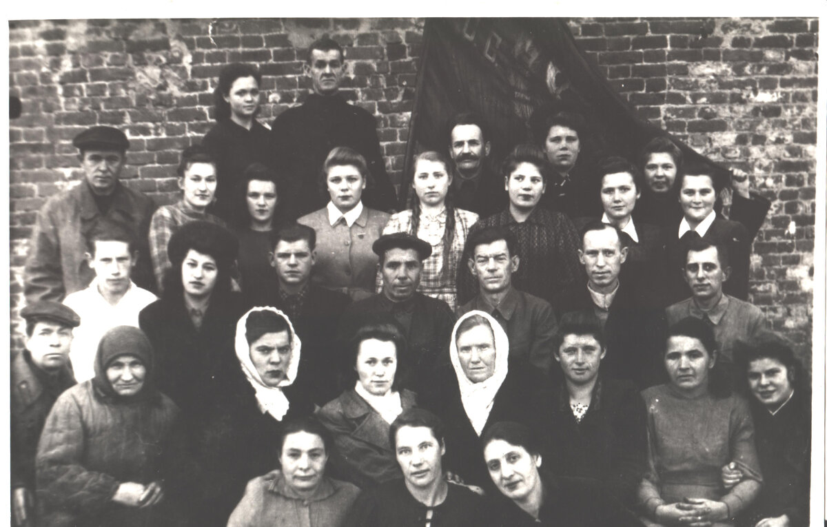 Работники хлебокомбината стараются улыбаться для фото. Однако война оставила на их лицах свои неизгладимые следы. 