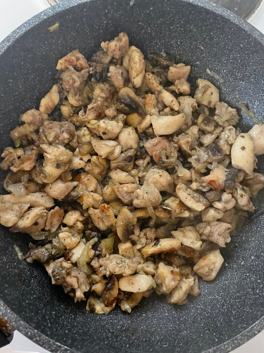 Приготовленные лук, курица и грибы.