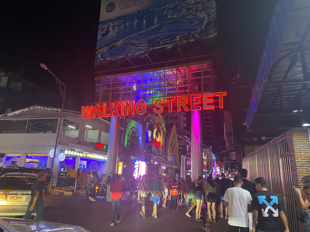 Начало шумной улицы 