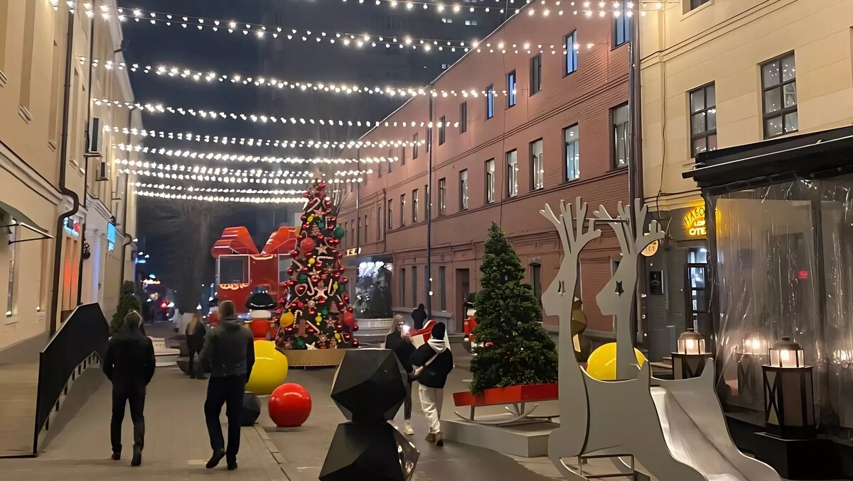     Власти Ростова поделились подробностями того, как украсят улицы к Новому году, об этом рассказали в пресс-службе управления наружной рекламой города.