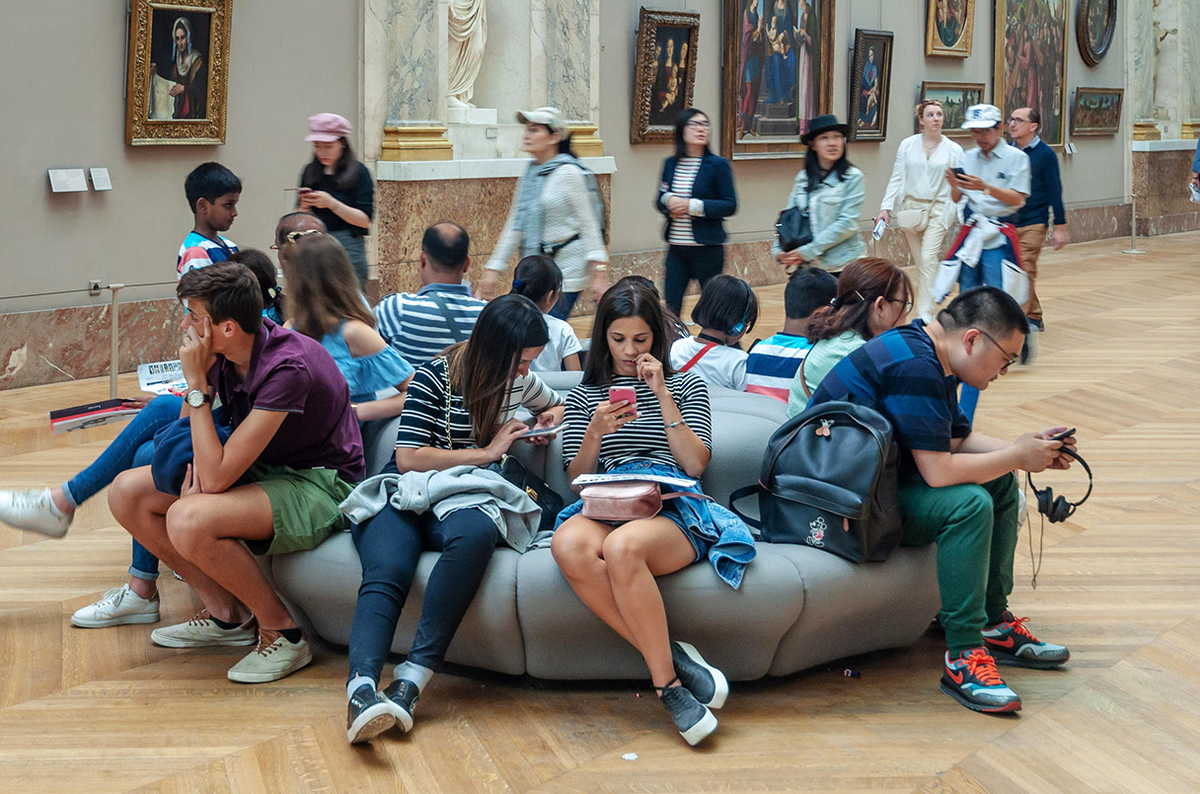 Возможно, великих произведений искусства в Лувре недостаточно, чтобы оторвать внимание людей от телефонов, но новое исследование показывает, что социальные сети на самом деле не вызывают привыкания.