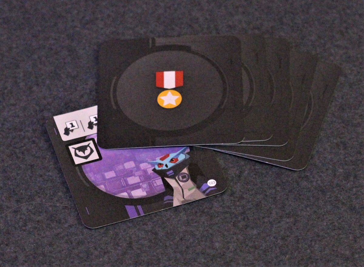 "Карты капитанов. Они отличаются символом ветерана на обороте."