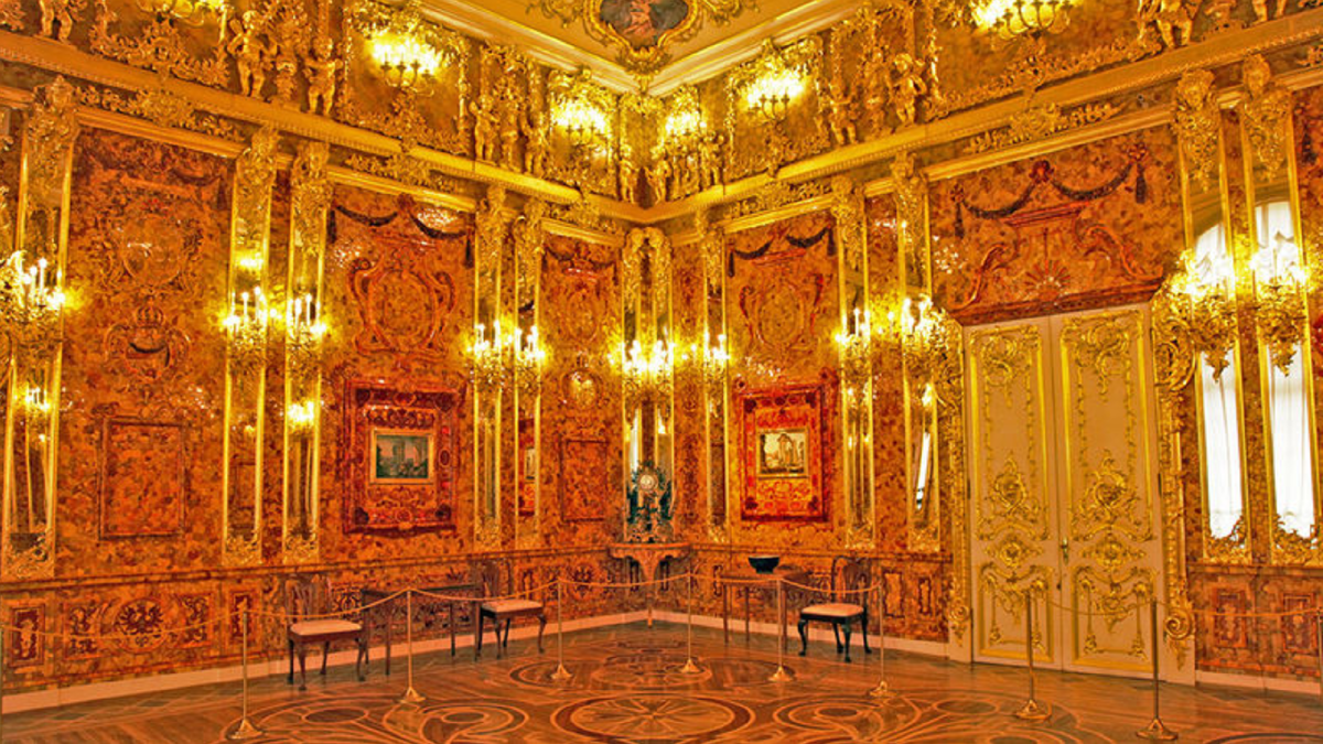 Воссозданное убранство Янтарной комнаты. Екатерининский дворец (Царское село)