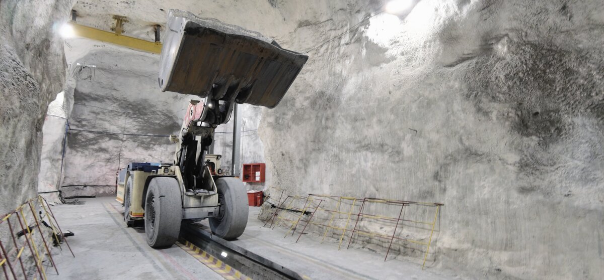    Электрический погрузчик Scharf MuckMaster 600EB с объемом ковша 5,4 кубометра — редчайшая горная машина. Для производителя контракт с «полиметаллом» пилотный, под землей на Чукотке происходит обкатка технологии.Александр Грек