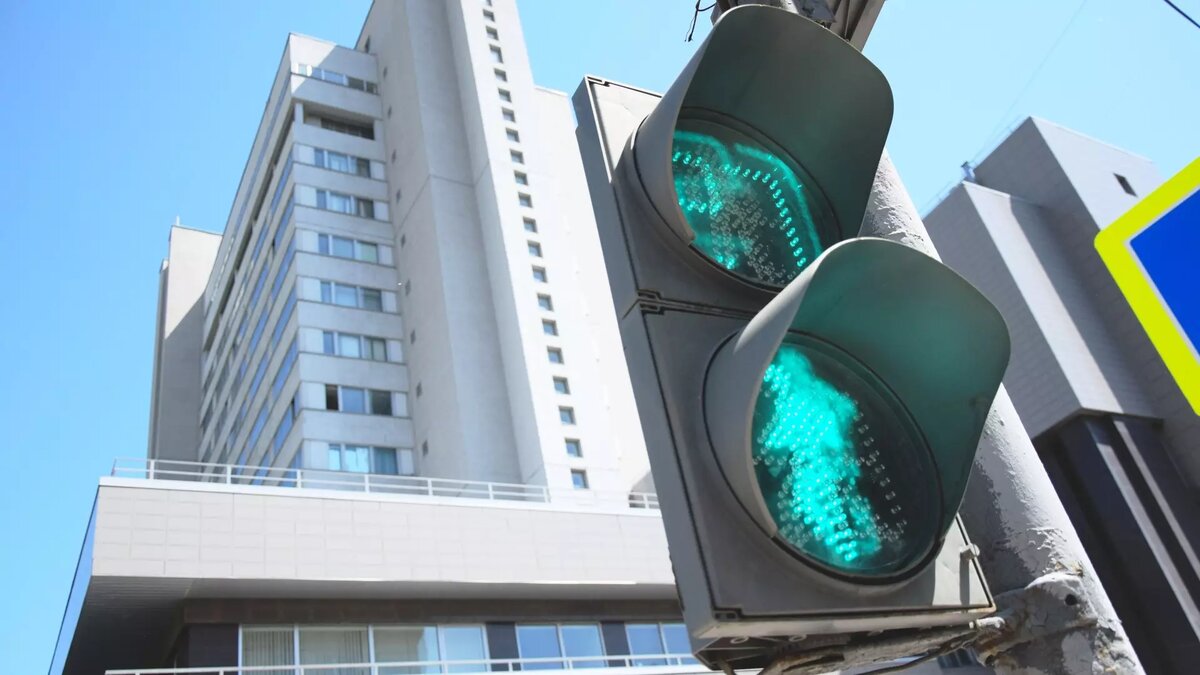     В Тюменском микрорайоне Березняки на перекрестке объездной дороги и улицы Земляничной разместили 6 камер и интеллектуальную систему, которая будет корректировать продолжительность зеленого сигнала и распознавать проезжающие машины. Всего в городе установлено 7 таких систем.