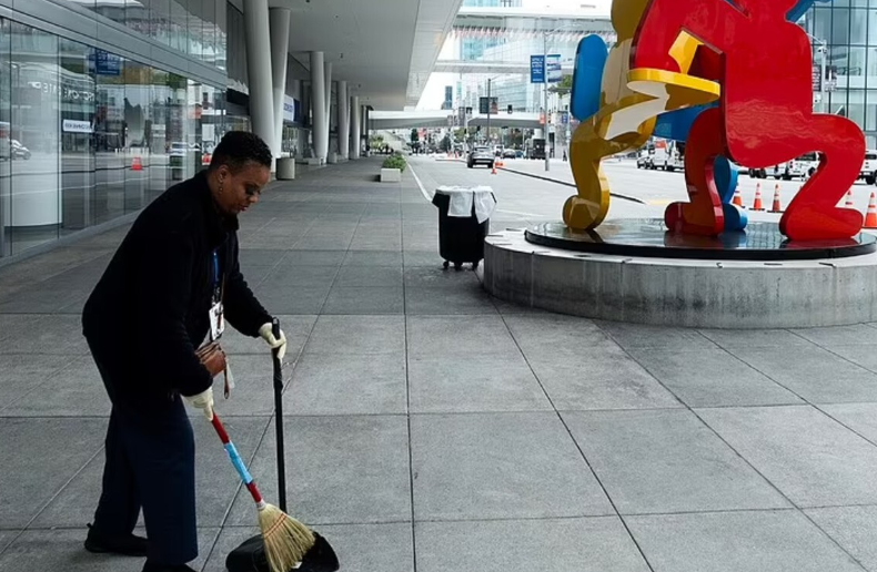 Перед приездом китайского лидера улицы американского города зачистили от бездомных и мусора. Получается, это уже не США