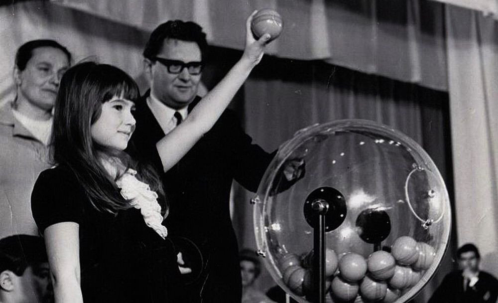 Большая игра спортлото. 1970 В СССР состоялся первый розыгрыш Спортлото. Лототрон Спортлото СССР. Первый тираж Спортлото. Лотерея Спортлото 1970.