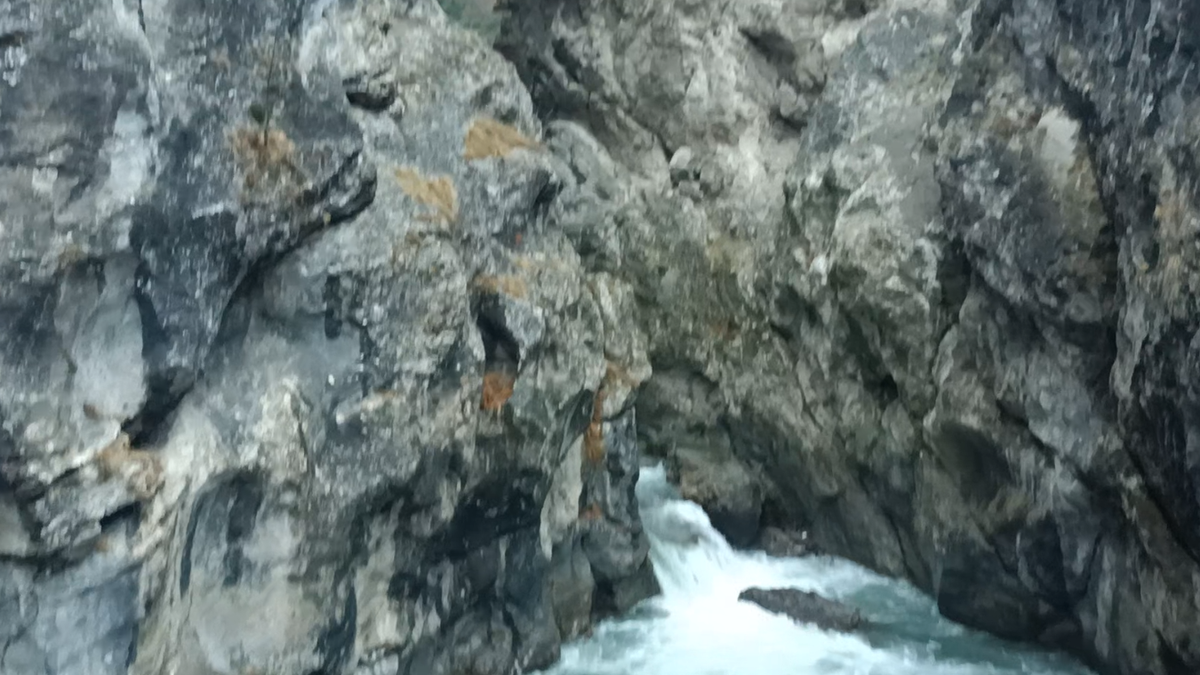 Река Фиагдон в каньоне