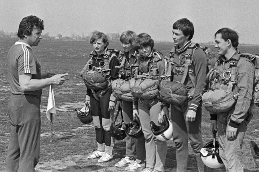    Заслуженный тренер СССР Вячеслав Жариков (слева) во время проведения занятия © Шамсутдинов Р./Фотохроника ТАСС