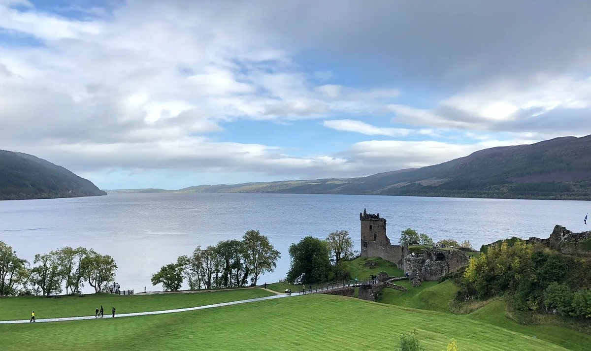 Лох из шотландии. Озеро Лохнесс в Великобритании. Шотландия Loch Ness. Великобритания • озеро лох-Несс — Шотландия. Озеро лох Несс.