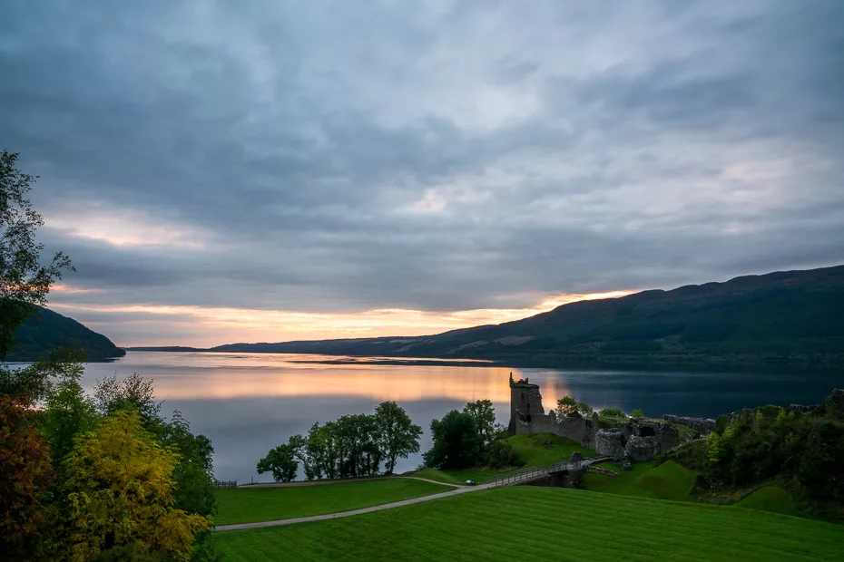 озеро лохнесс в шотландии. шотландское нагорье озеро лох несс. великобритания • озеро лох-несс — шотландия. озеро лохнесс в великобритании. замок уркхарт шотландия.