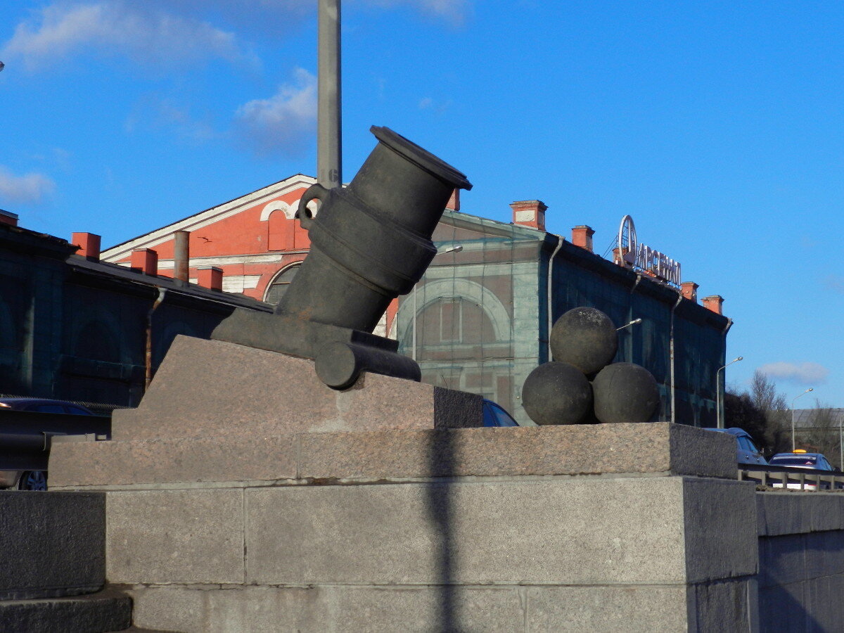 Арсенальная набережная мортиры. Картинка взята из источника: https://photos.wikimapia.org/p/00/06/66/27/02_full.jpg.