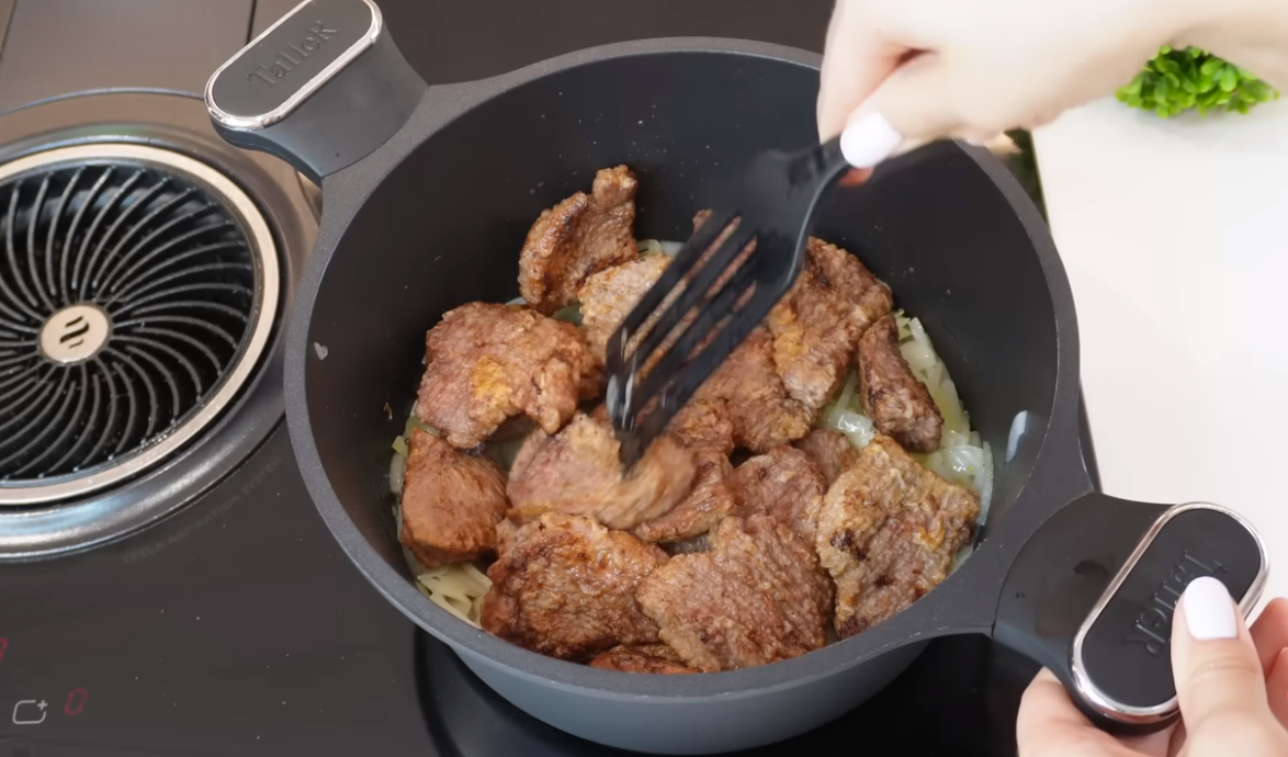 Мясо в духовке под сыром с помидорами