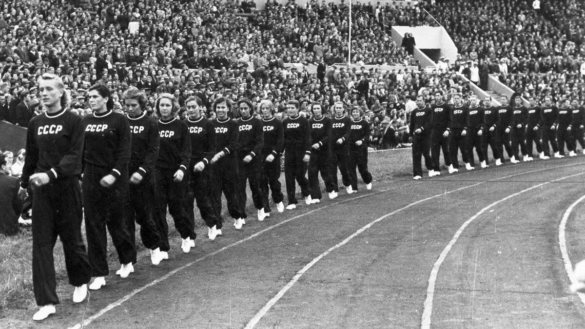 1952 год. Москва. Чемпионы мира – женская и мужская сборные команды СССР. Александра Чудина – во главе колонны советских волейболистов. Фото: Википедия