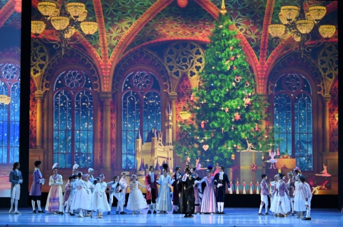    Учащиеся Академии русского балета имени А. Я. Вагановой во время показа балета «Щелкунчик» П. И. Чайковского в постановке Василия Вайнонена на сцене Государственного Кремлевского дворца в Москве.