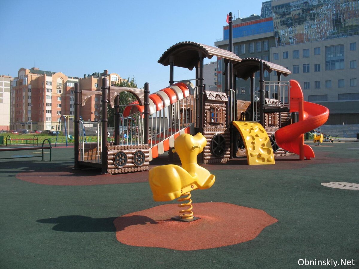 Детская площадка возле "Триумф Плазы". Фото автора 2013 год 