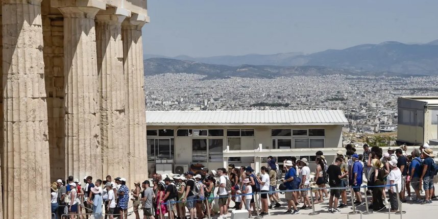    В греческий Акрополь никогда не зарастёт туристическая тропа.