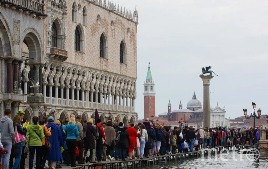    В итальянской Венеции туристов не пугает даже непогода.