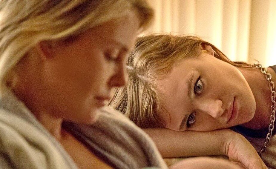 В фильме показана вся изнанка материнства. Множество забот с детьми, безучастный муж, бытовые проблемы.