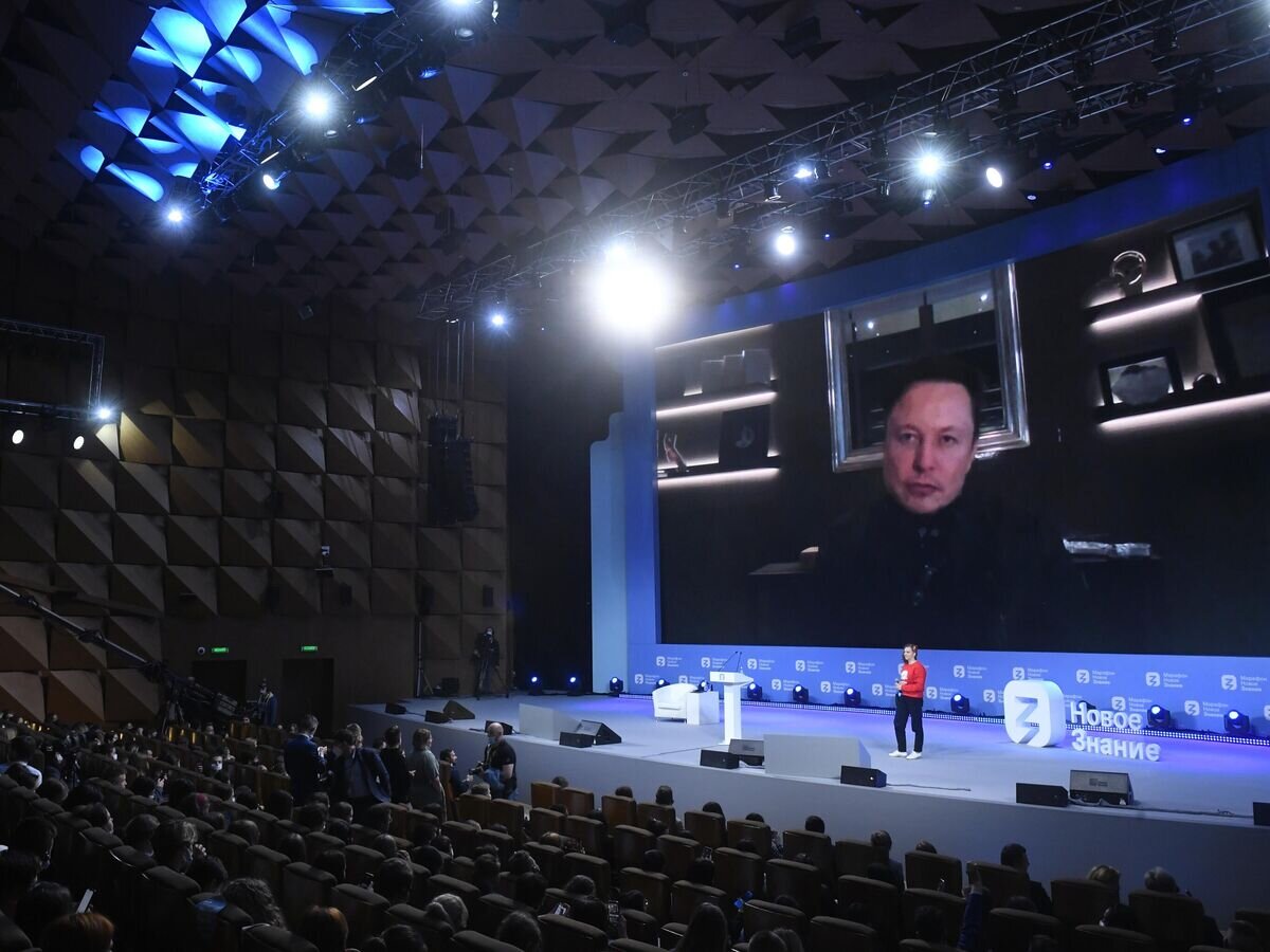    Илон Маск во время выступления в рамках трехдневного просветительского марафона общества "Новое Знание" в Москве© РИА Новости / Кирилл Каллиников