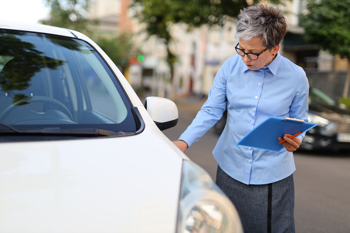    Независимый эксперт внимательно обследует машину