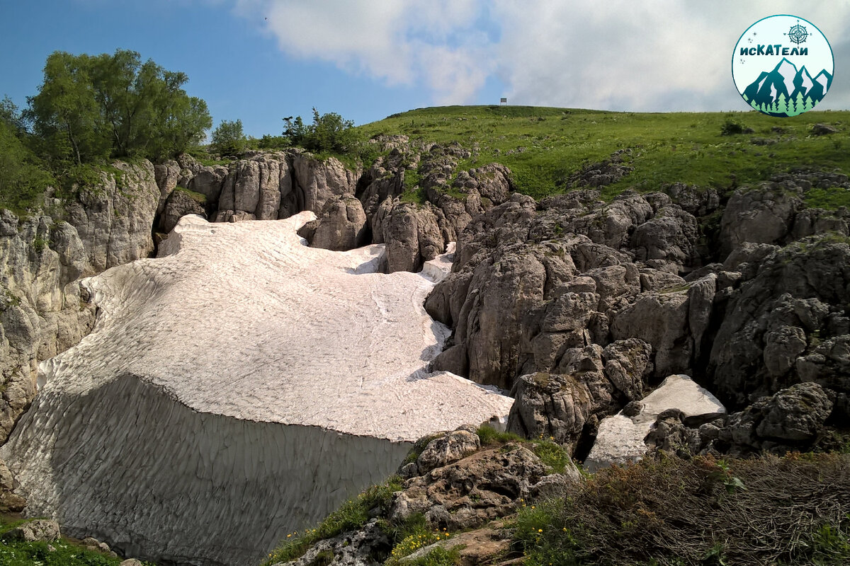 Огромный снежник в карстовой воронке