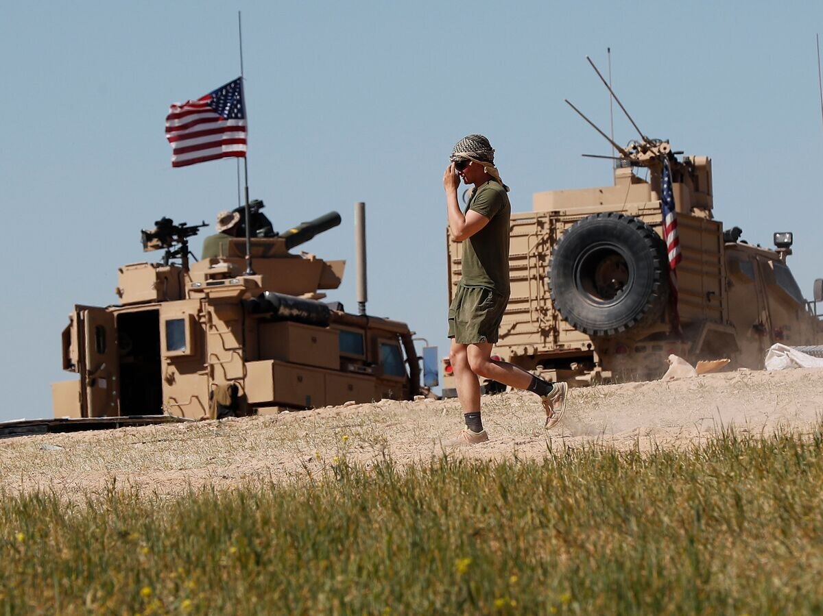    Американский военный в районе сирийского населенного пункта Манбидж© AP Photo / Hussein Malla