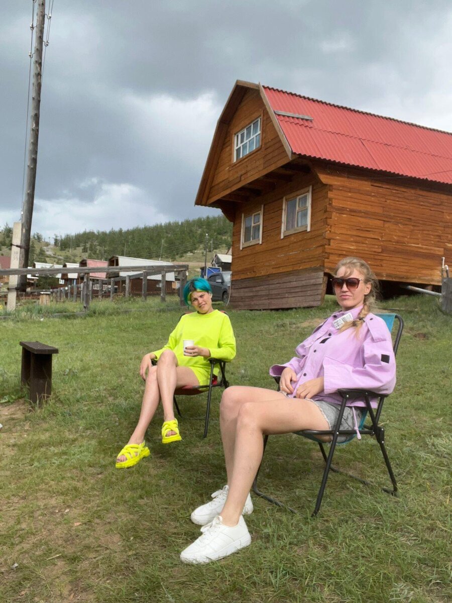 Старшая с зелеными волосами, младшая , блондинка