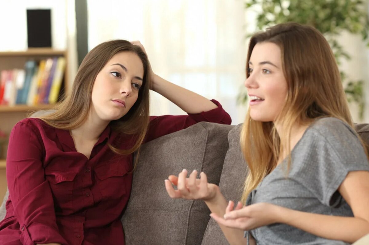 две девушки беседуют. девушка говорит букву о. девушка говорит позже. злая женщина с телефоном. мужчина и женщина беседуют.