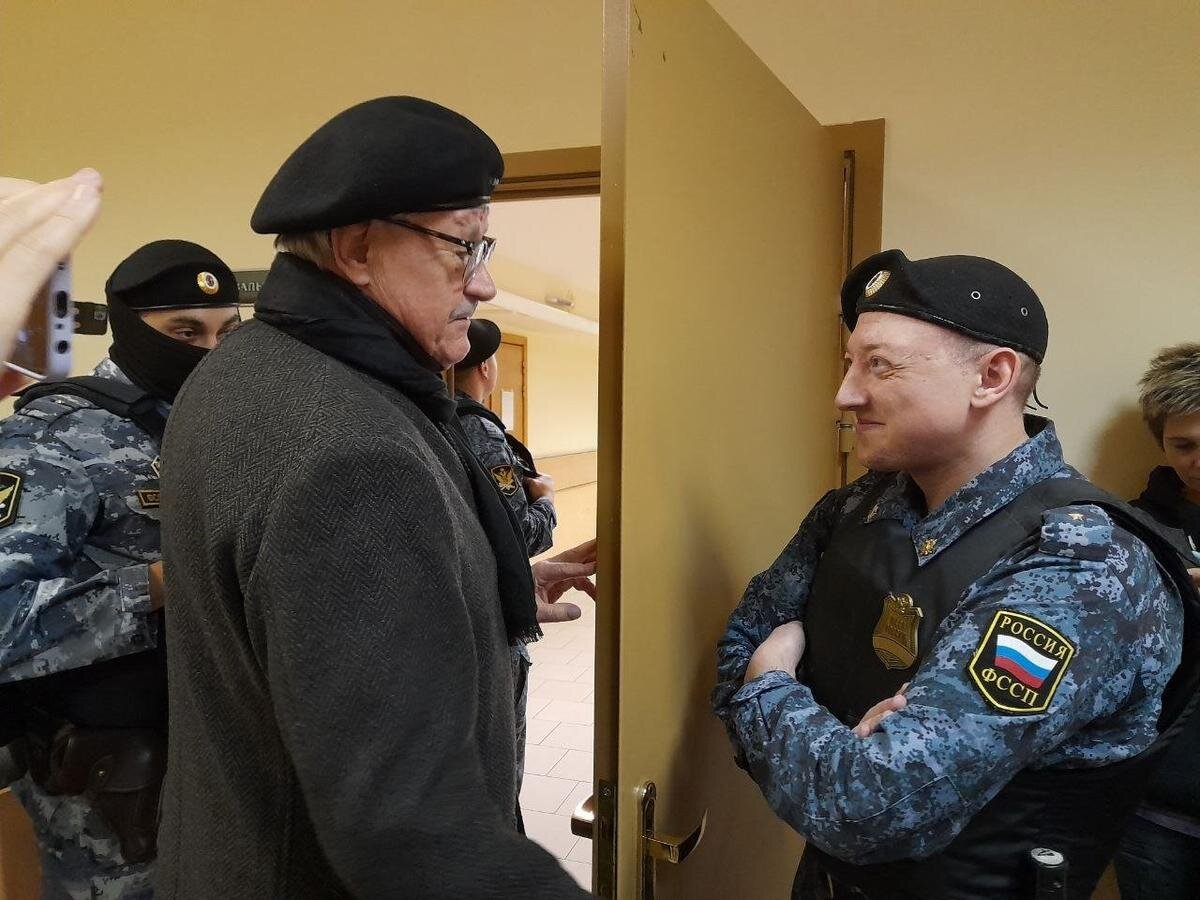 Адвокат Юрий Новолодский общается с приставами. Фото: Анна Мотовилова / MR7