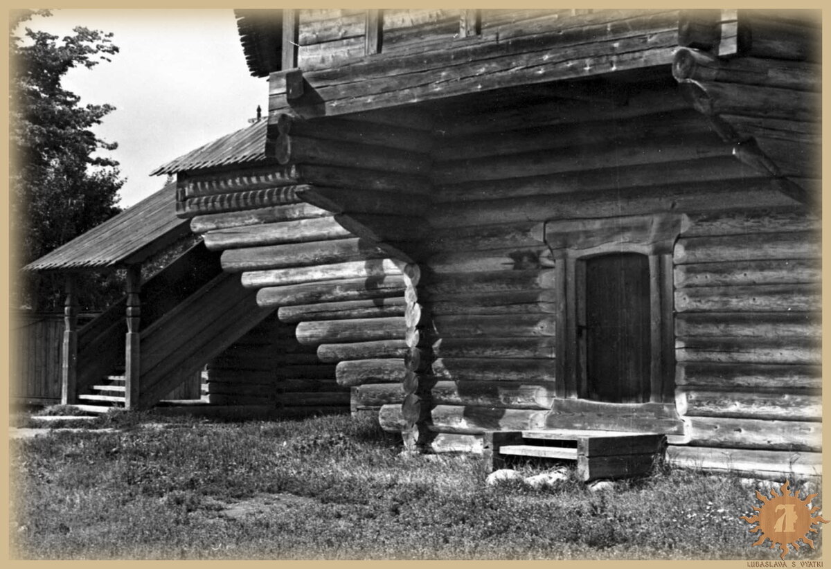 Вход в подклет снаружи дома.