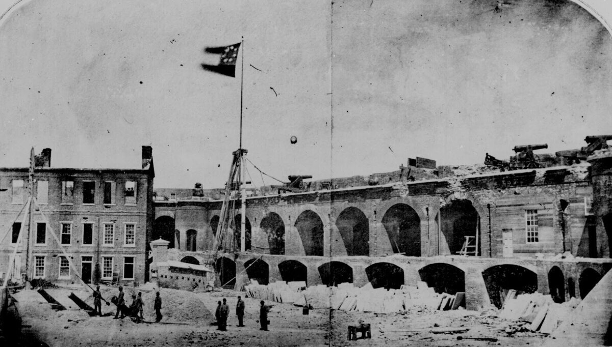 Форт Самтер в руках южан. Южная Каролина. Апрель 1861 года. Первые выстрелы Гражданской войны прозвучали 12 апреля 1861 года, когда Конфедерация открыла огонь по форту Союза. Обстрел продолжался 34 часа