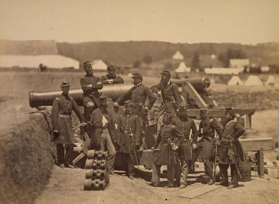 Солдаты 69-го полка нью-йоркской милиции. Форт Коркоран. Штат Вирджиния. На фото: солдаты стоят возле пушки и снарядов. 1861 год. Из фондов Библиотеки Конгресса США
