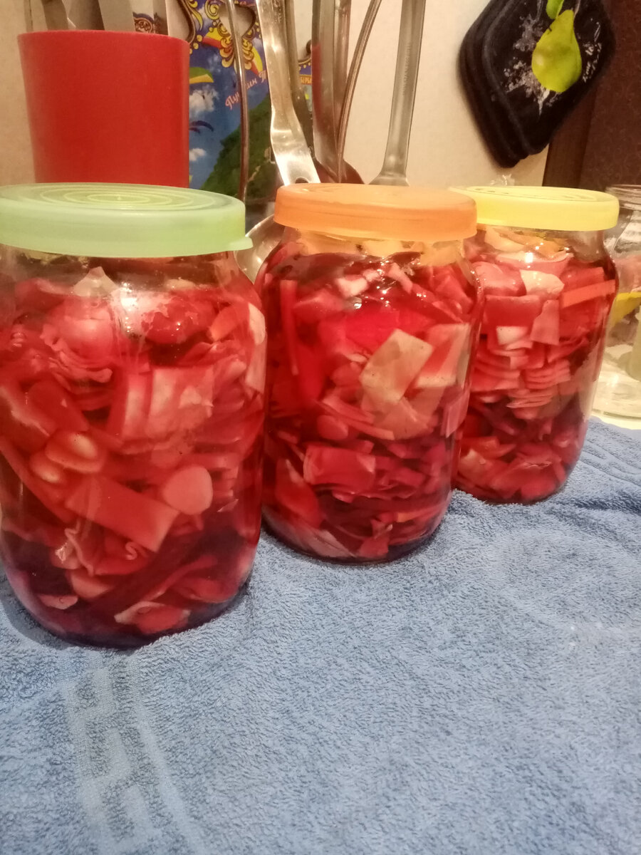 На выходных отвлеклась от рабочих будней, приготовив немного маринованной капусты