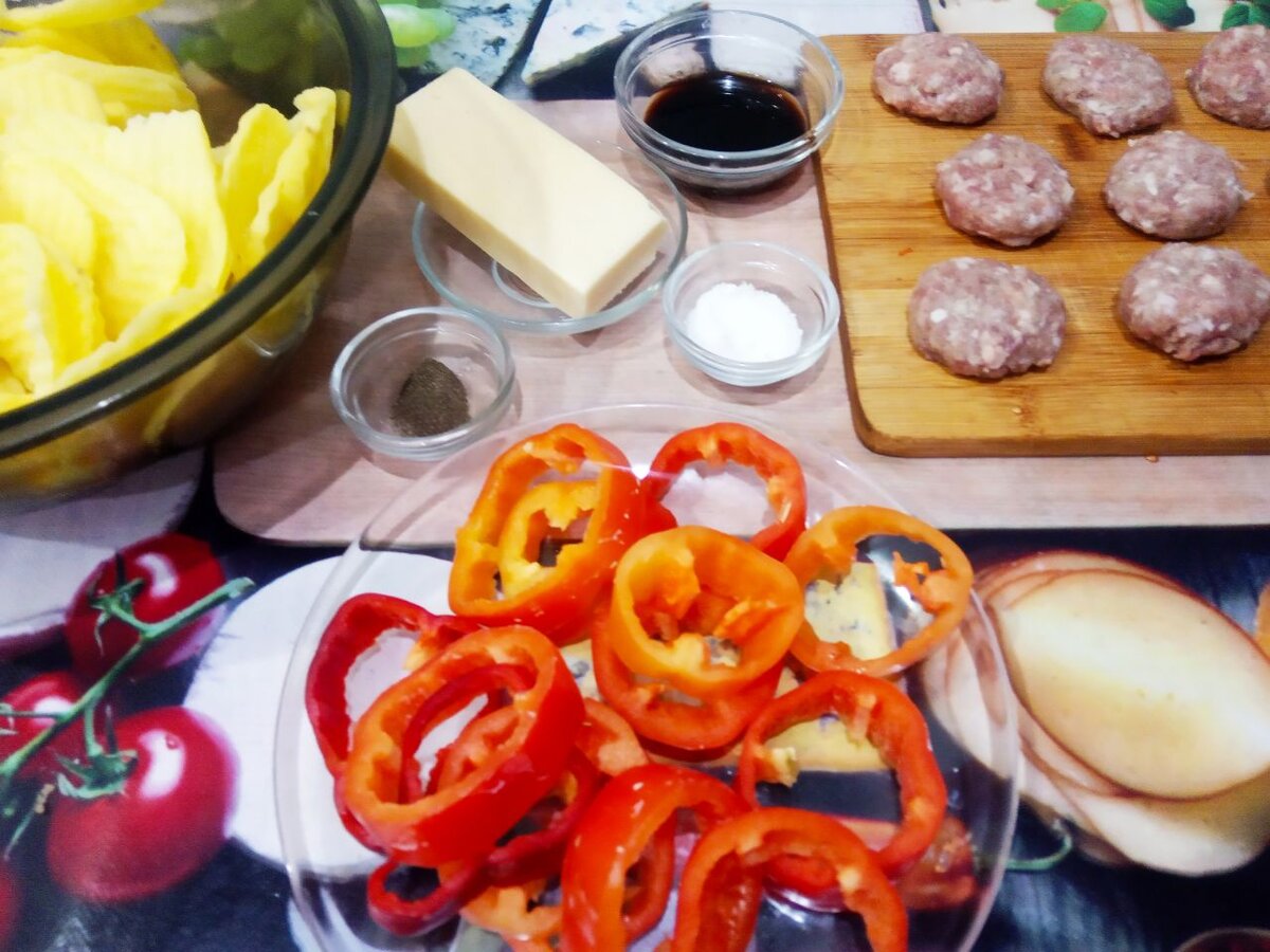 Картошка с фаршем, помидорами и сыром в горшочках - Лайфхакер