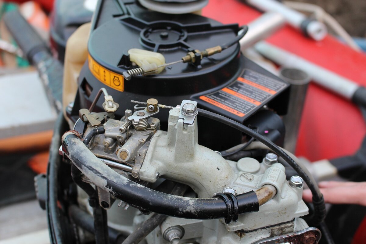 Такие моторы привозят в сервис для ремонта и обслуживания