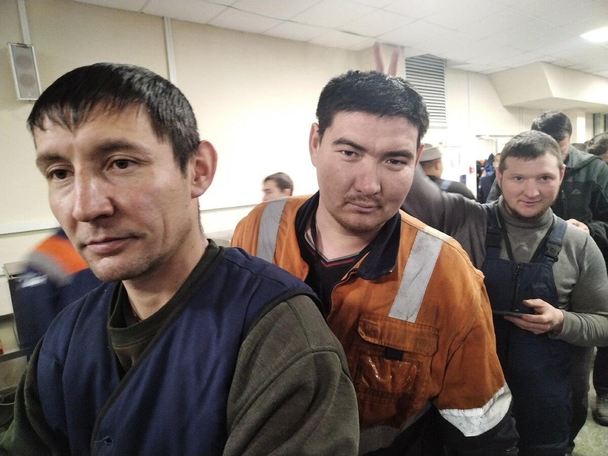 В очереди. Ришат, Кадыр, Паша.