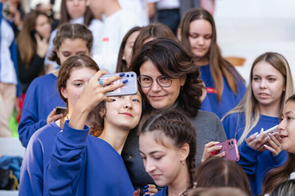   Первый заместитель председателя правления «Движения первых», генеральный директор АНО «Большая перемена» Наталия МАНДРОВА с участниками конкурса