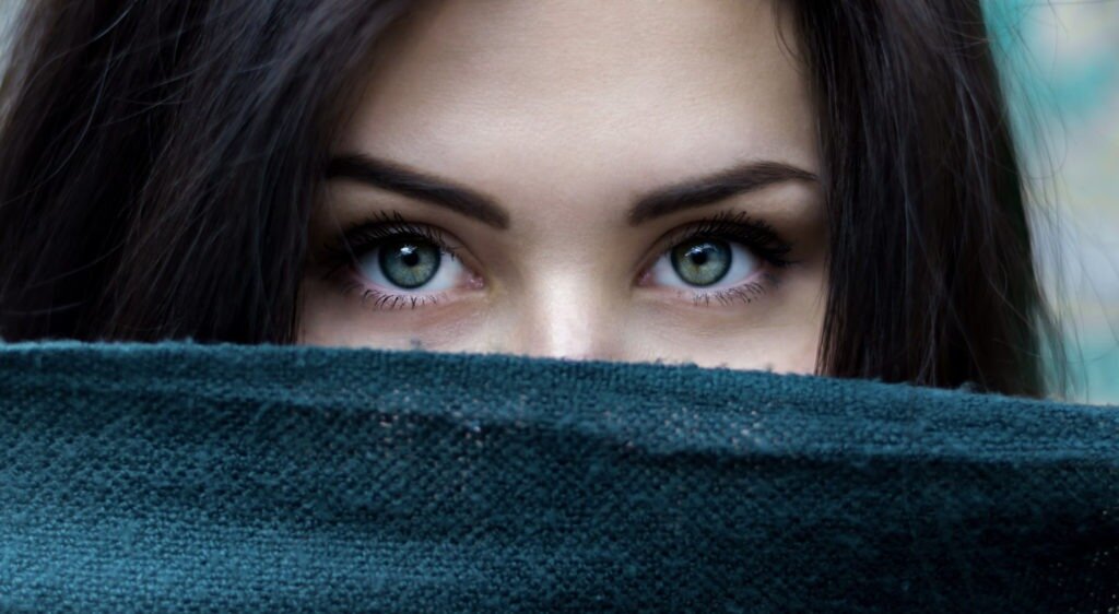 Глаза долу. Женские глаза. Красивые голубые глаза. Девушка. Разные женские глаза.