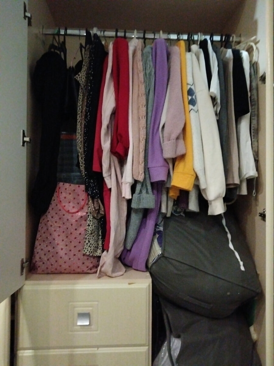 Мой Гардероб. Приятно теперь открывать шкаф. Постоянно порядок. Есть что надеть и вещи сочетаются между собой. Я, если честно, думала, что у меня преобладают исключительно чёрные вещи. Для самой было открытие, что нет