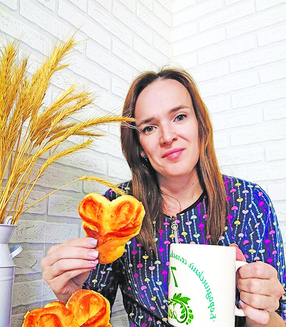Олеся Быкова напекла московских сахарных плюшек