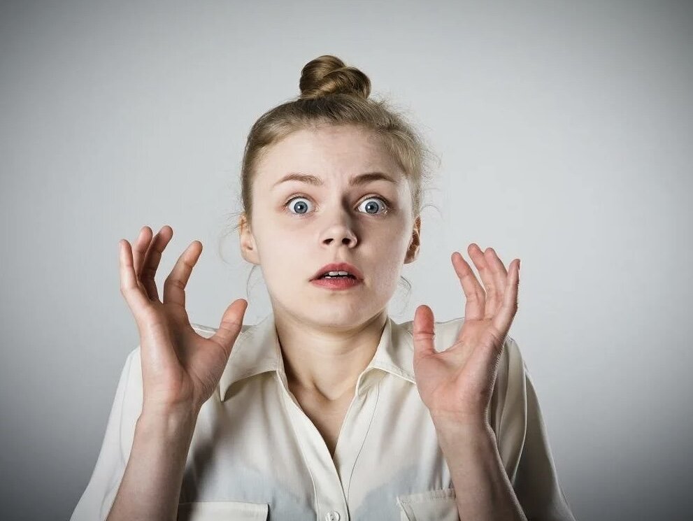 Неуверенность в себе. Девушка эмоции. Эмоциональные переживания. Девушка в растерянности. Женщина страх.