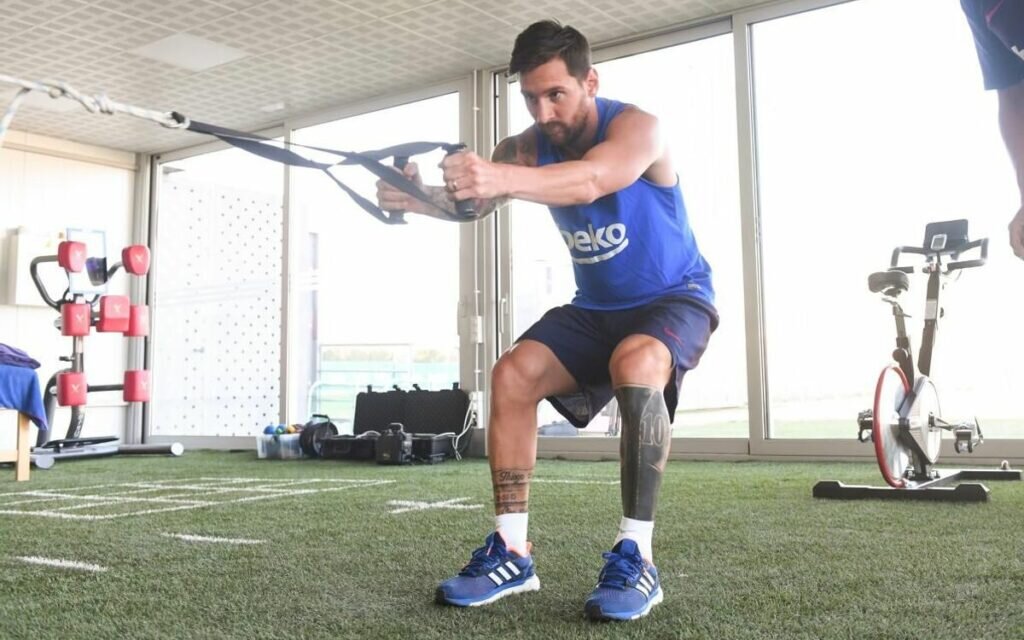 Каким видом спортом известен лионель. Лео Месси тренировки. Лионель Месси на тренировке. Фото тренировки Лионеля Месси. Месси Уильямс тренируется.