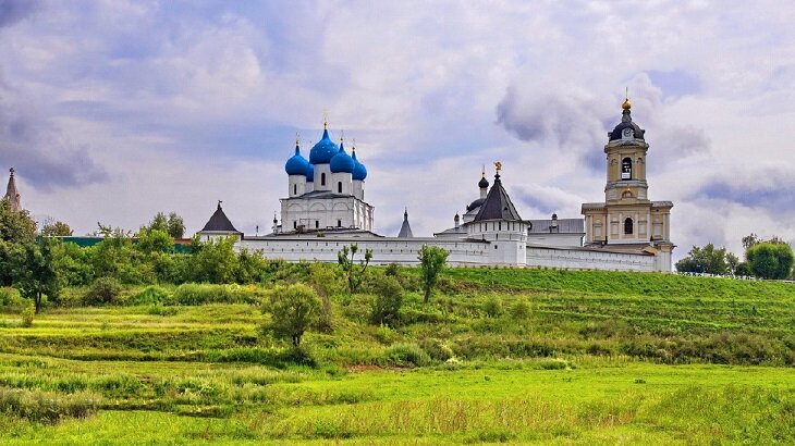 Высоцкий мужской монастырь в Серпухове осень