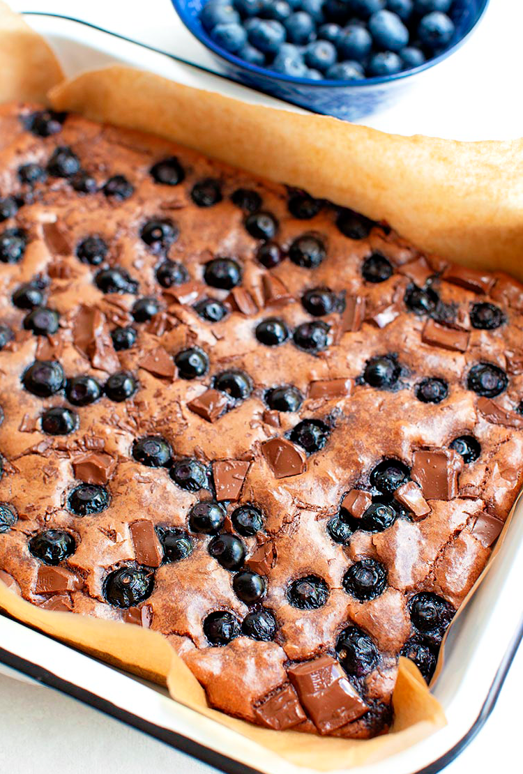 Ингредиенты : 1 чашка черники,
200 г сливочного масла,
200 г  шоколада + 50 г,
3 яйца,
1 стакан сахара (200 г),
135 г муки
