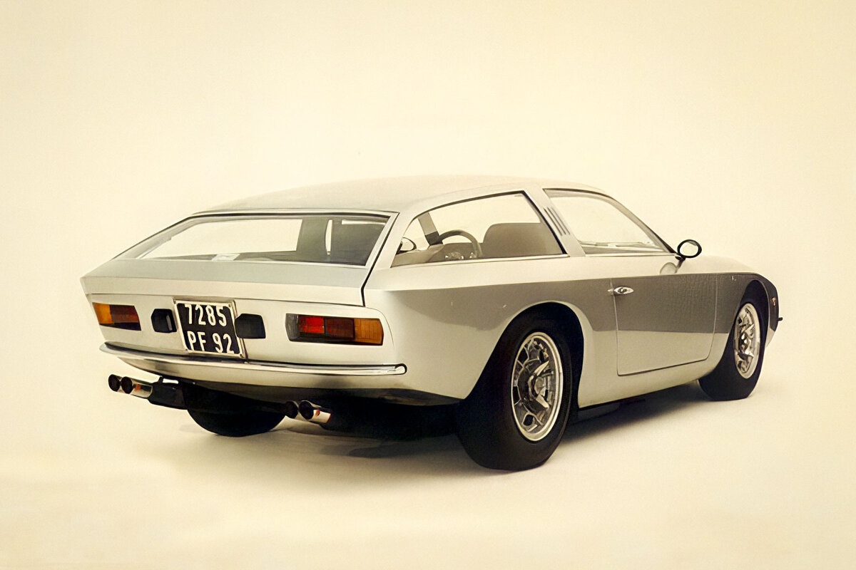    Основой Flying Star II послужило удлиненное на десяток сантиметров шасси гран-турера Lamborghini 400 GT. От него же 3,9-литровый V12, пятиступенчатая «механика» и независимая подвеска. Обратите внимание, насколько «звездочка» минтатюрная: она чуть компактнее седана Kia Rio.   
Lamborghini