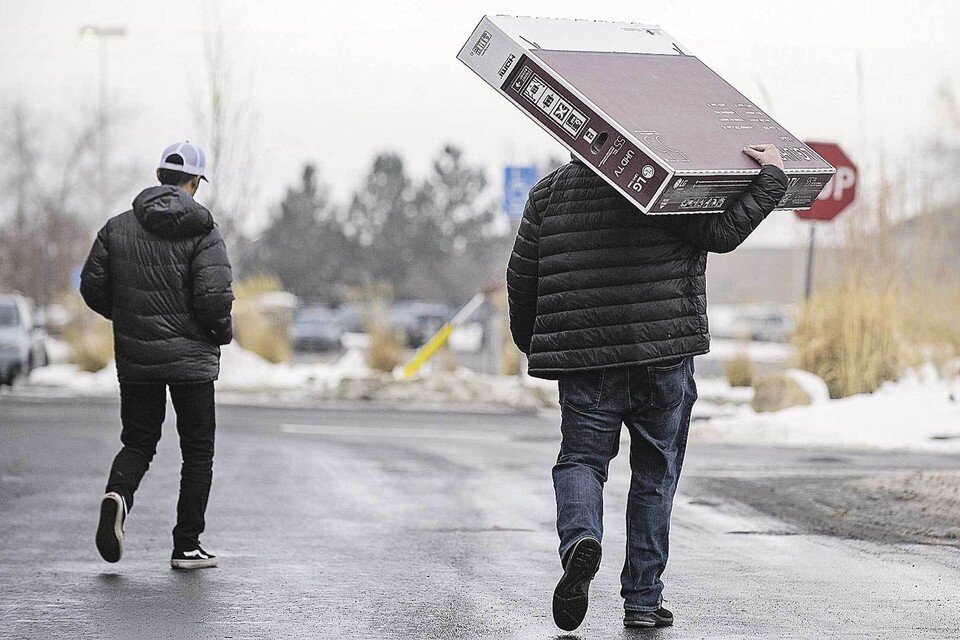    Скидки на одежду повыше, на технику - пониже. Фото: Michael Ciaglo/Getty Images