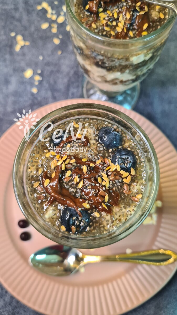 Сверху ореховая паста с добавлением какао и семена льна 