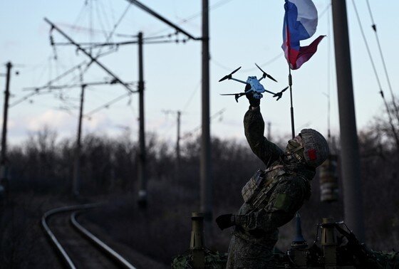    Военнослужащий запускает коптер со специального бронепоезда «Енисей»