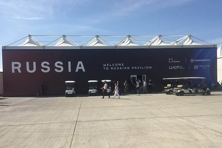    Особое отношение к РФ было акцентировано в самом расположении экспозиции. Если в 2021 году наша страна традиционно разместилась в главном здании, то сегодня там лишь экспозиция «Роскосмоса», а якорного российского экспонента — «Ростех» — «выселили» на самый край территории выставки